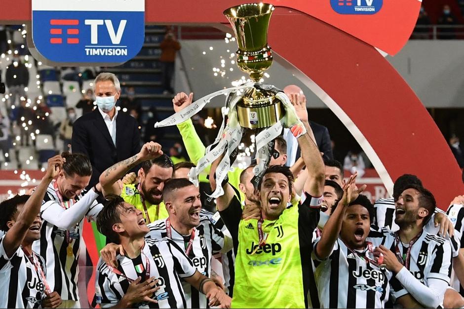 Gianluigi Buffon se despide de la Juventus conquistando la Coppa de Italia. (Foto: AFP)