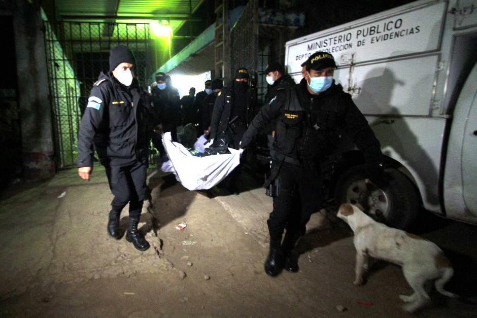 Un video difundido en redes sociales muestra el momento en que los reos negociaron con las autoridades la entrega de los cuerpos. (Foto: AFP)&nbsp;