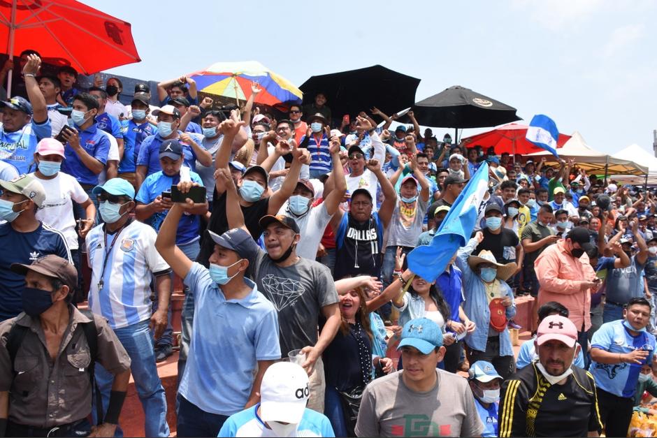 Varios funcionarios públicos de Escuintla se hicieron presente al Estadio de Santa Lucía Cotz, en donde llegaron miles de aficionados. (Foto: Archivo/Soy502)