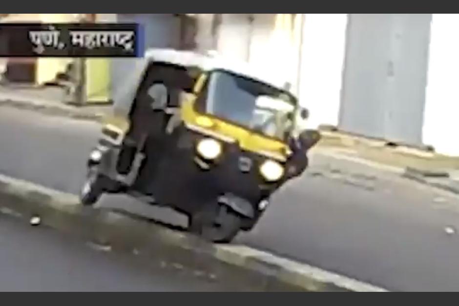 El mototaxi se estrella con un arriate y vuelca sobre la cinta asfáltica. (Captura Video)