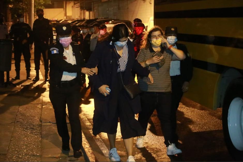La PNC movilizó buses para trasladar a los detenidos a la Torre de Tribunales. (Foto: PNC)