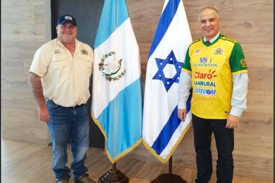 El alcalde de Guastatoya y el embajador de Israel se encontraron en una recepción amistosa este lunes. (Foto: Embajada Israel)