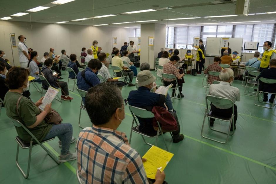 &nbsp;En el centro de vacunaci&oacute;n de Tokio se inocular&aacute;n unas 10,000 dosis diarias y en el de Osaka unas 5,000. (Foto: AFP)