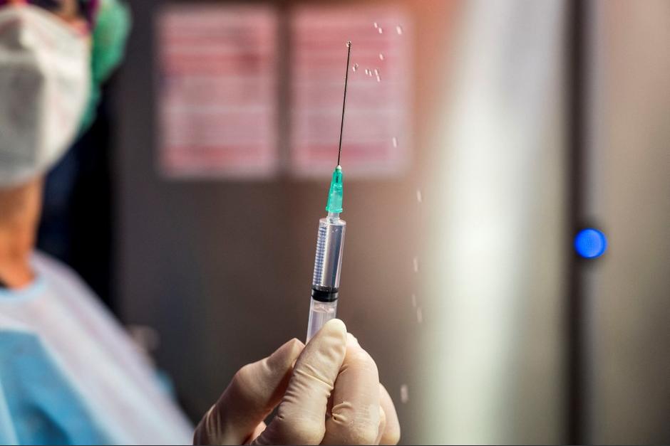 Las vacunas que obtuvo Hong Kong solo tienen tres meses de vida y est&aacute;n a punto de ser desechadas. (Foto: AFP)