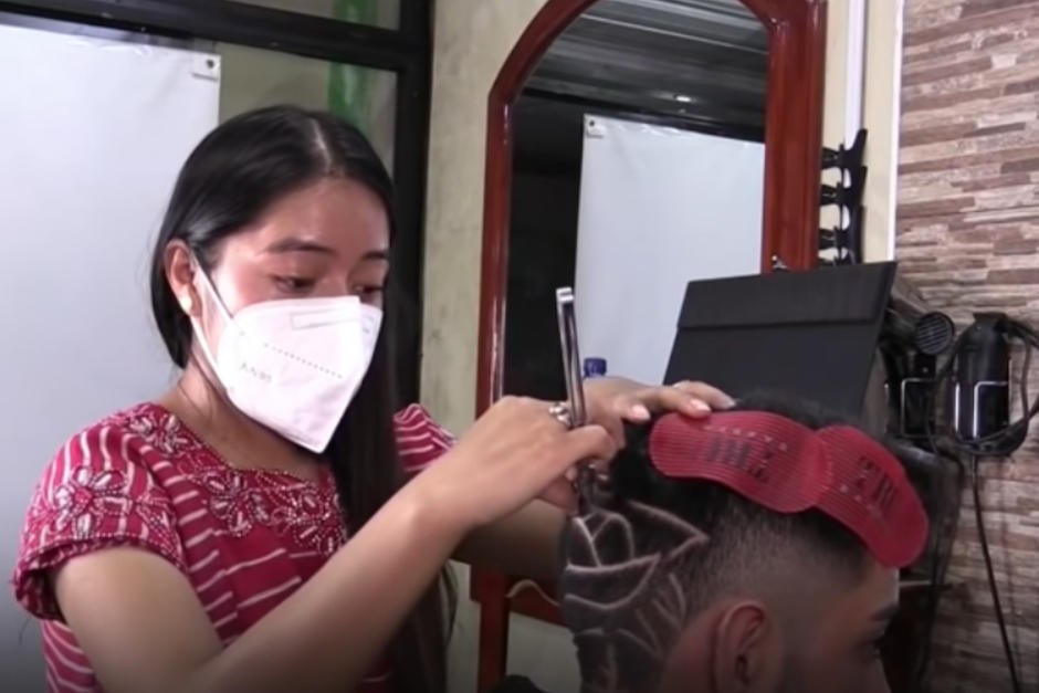 Noticias Telemundo destac&oacute; el trabajo de la guatemalteca Ericka P&eacute;rez, mejor conocida como "Lady Barber". (Foto: Telemundo)&nbsp;