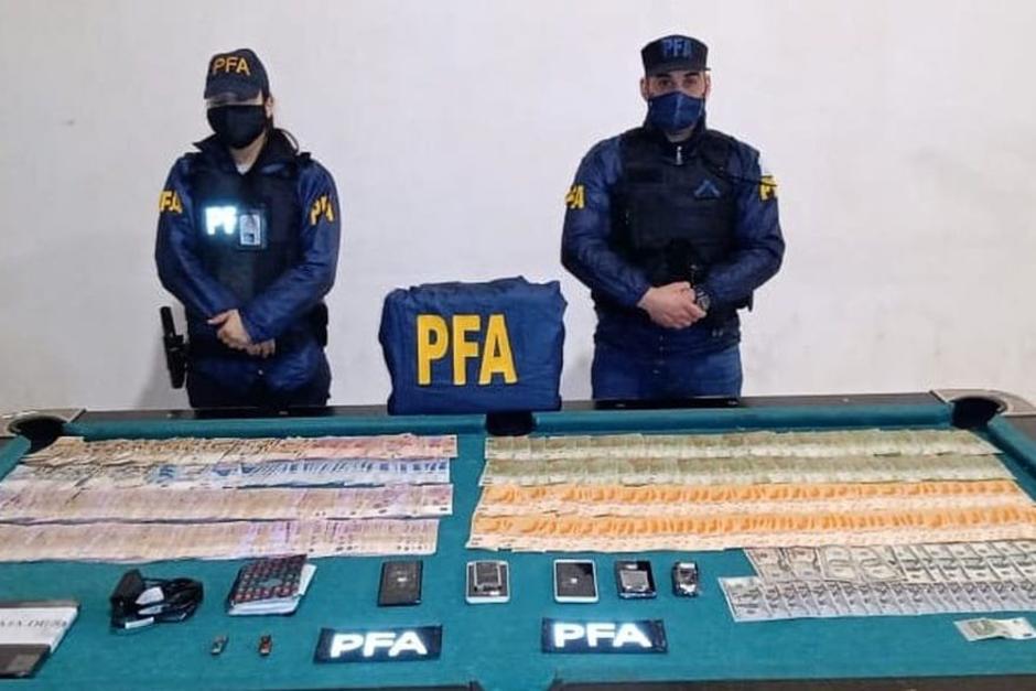 Las autoridades incautaron una fuerte suma de dinero tras los allanamientos. (Foto: Polic&iacute;a Federal de Argentina)