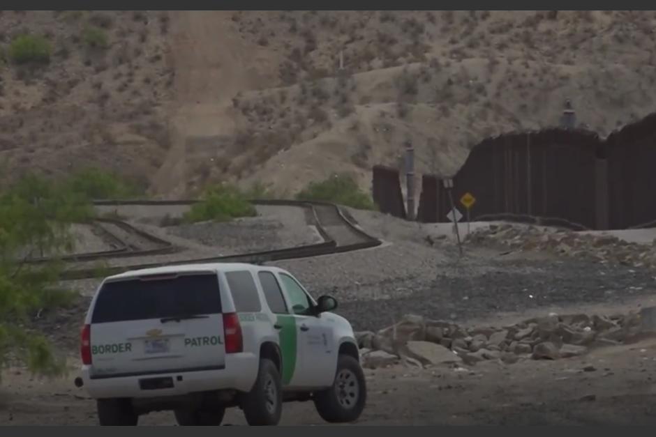 La mujer fue asistida por la Patrulla Fronteriza y bomberos para lograr su rescate. (Captura Video)