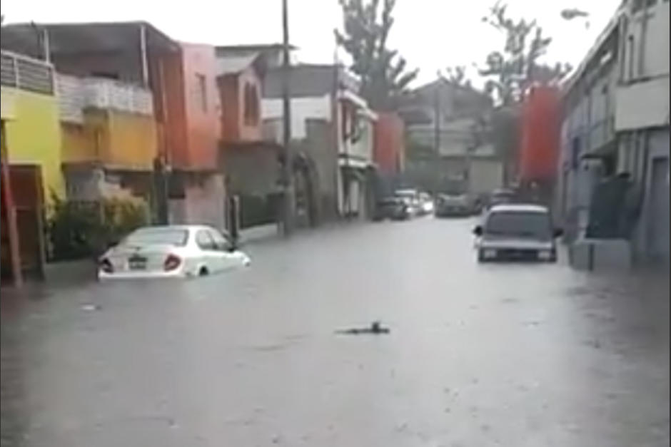 Varios carros quedaron pr&aacute;cticamente bajo el agua en la zona 7, debido a una inundaci&oacute;n provocada por las fuertes lluvias. (Foto: Captura de pantalla)