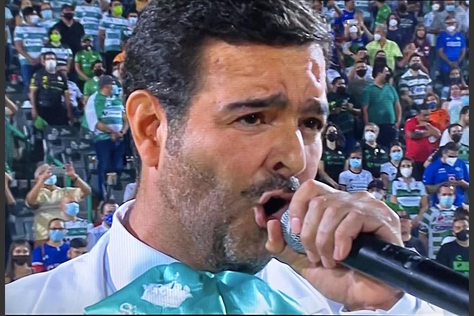 Pablo Montero entonó el Himno Nacional de México en la final de ida entre Santos y Cruz Azul. (Captura Pantalla)