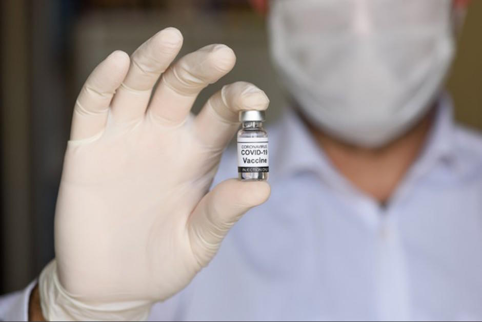 A pesar de una "eficacia ligeramente menor, según las pruebas de laboratorio, la vacuna Pfizer es probablemente protectora. (Foto: AFP)