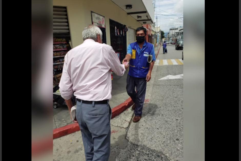 Los abuelitos heladeros regalaron de su producto a varios guatemaltecos en la calle. (Foto: captura pantalla)&nbsp;