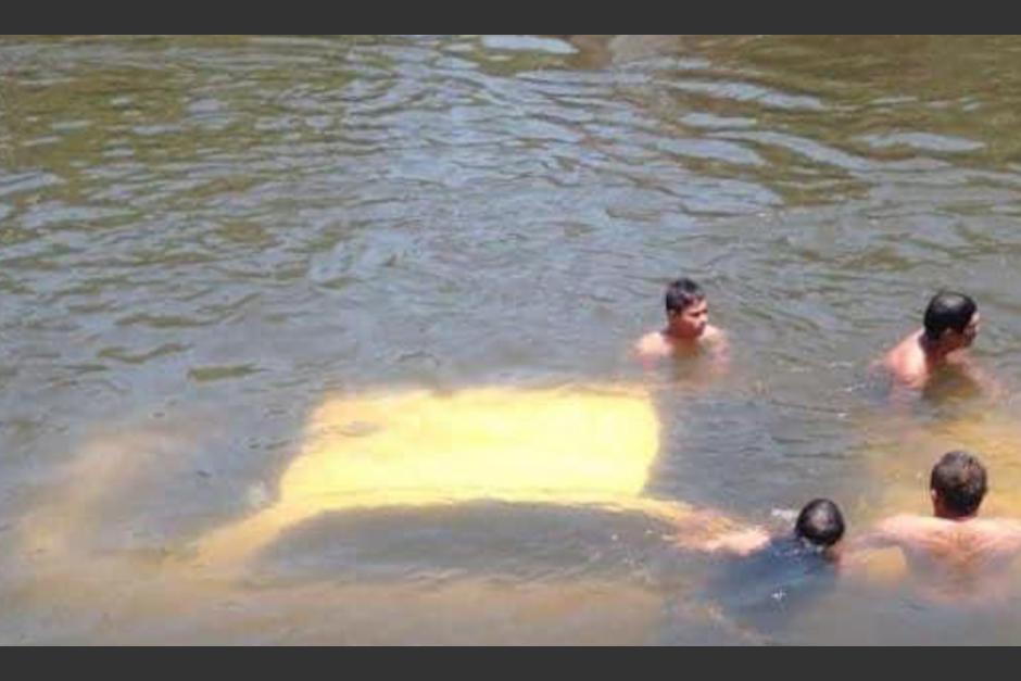 El veh&iacute;culo cay&oacute; al agua esta ma&ntilde;ana. (Foto: cortes&iacute;a)