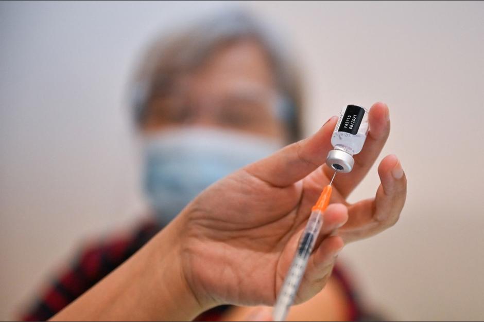 La autoridad, cuya decisión es vinculante para el gobierno, retiró por primera vez la vacuna de AstraZeneca a mediados de abril, debido a efectos secundarios bastante poco frecuentes pero graves. (Foto: AFP)