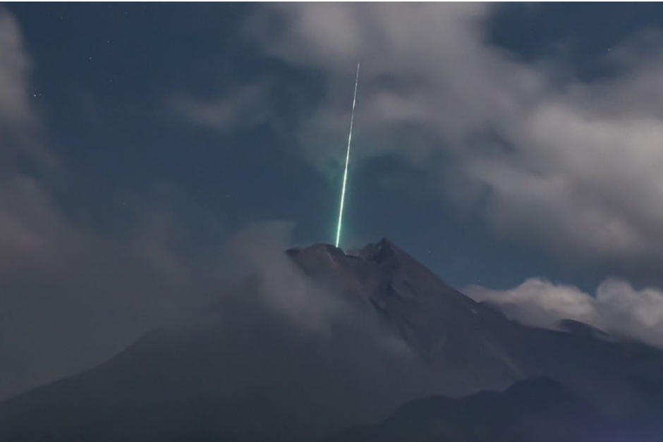 Cámaras de monitoreo captaron el momento en el que el meteoro se estrelló contra el volcán. (Foto: Gunarto Song Photography)