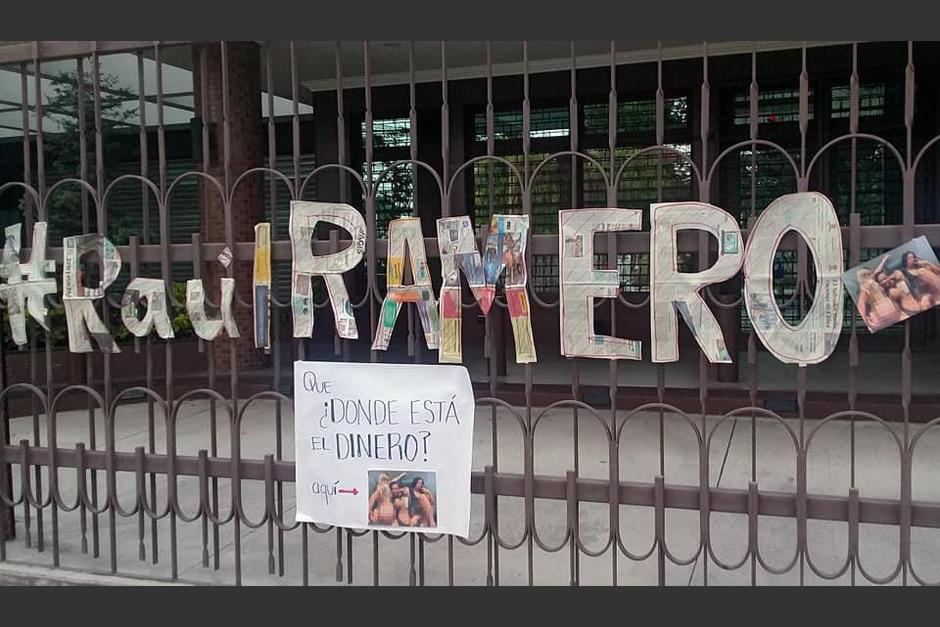 El Mides amaneció con varios carteles en rechazo al ministro Raúl Romero quien se vio envuelto en un escándalo sexual. (Foto: Cortesía)