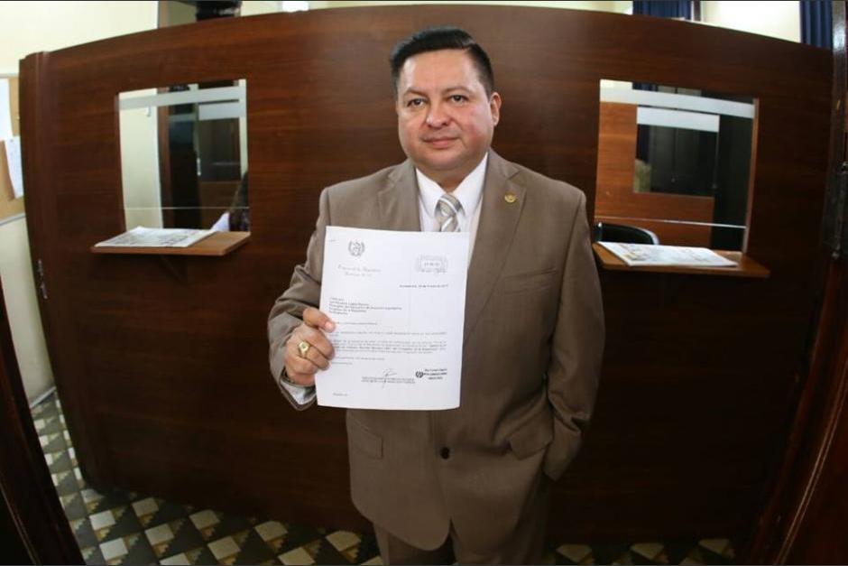 Raúl Romero, ministro de Desarrollo Social, reaccionó a la publicación de una fotografía en la que supuestamente aparece rodeado de tres mujeres desnudas. (Foto: Archivo/Soy502)