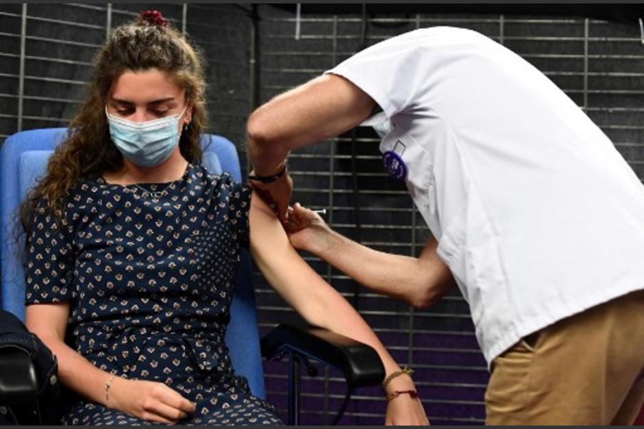 El dolor de brazo es uno de los m&aacute;s comunes luego de vacunarse. (Foto: AFP)