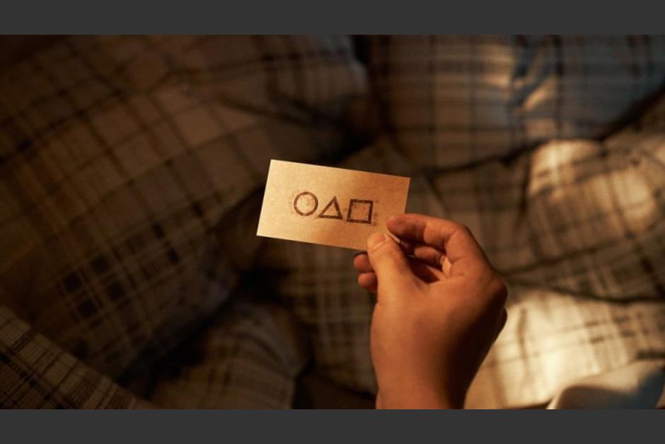 Empresa de ayuda a endeudados reparte tarjetas del juego del calamar en Estados Unidos. (Foto: AFP)