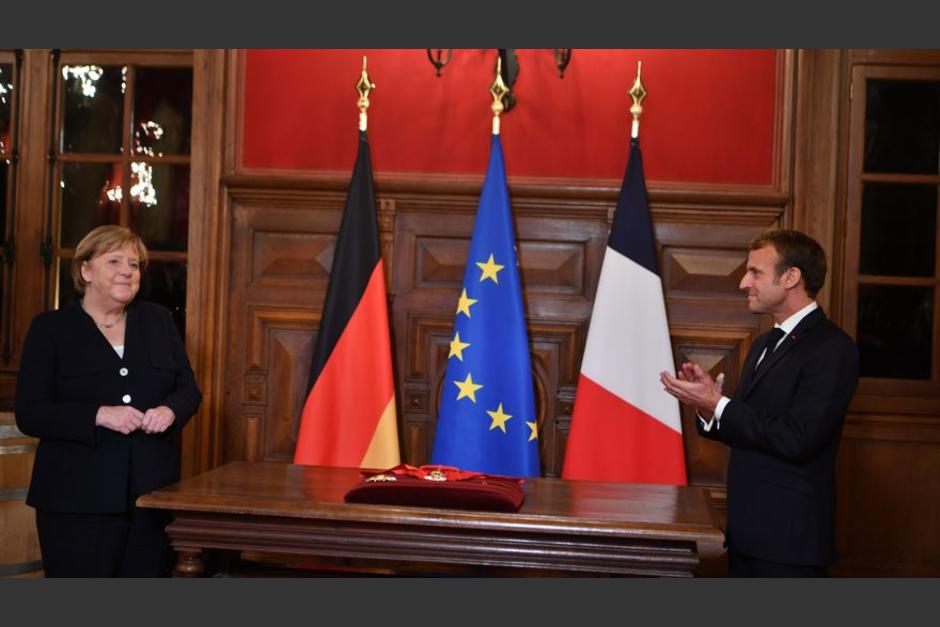 Emmanuel Macron rindi&oacute; homenaje a la "excepcional carrera" de&nbsp;Angela&nbsp;Merkel&nbsp;al recibirla este mi&eacute;rcoles en Beaune (Borgo&ntilde;a).(Foto:&nbsp;@qtf)