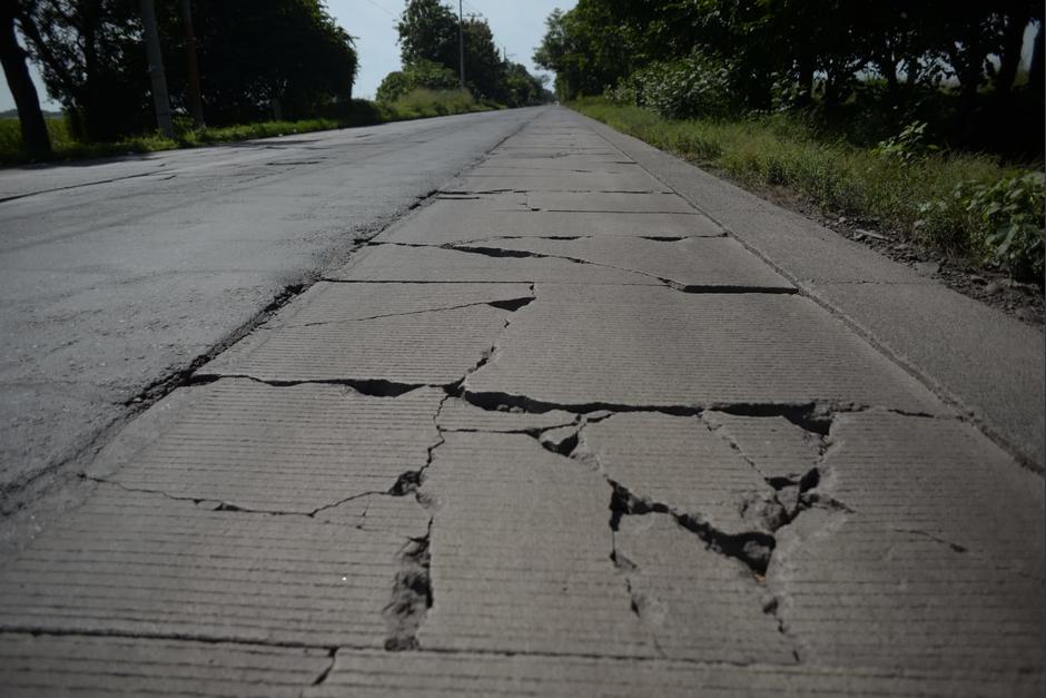 La carretera no había recibido mantenimiento durante la administración Alejandro Giammattei. (Foto: Wilder López/Soy502)