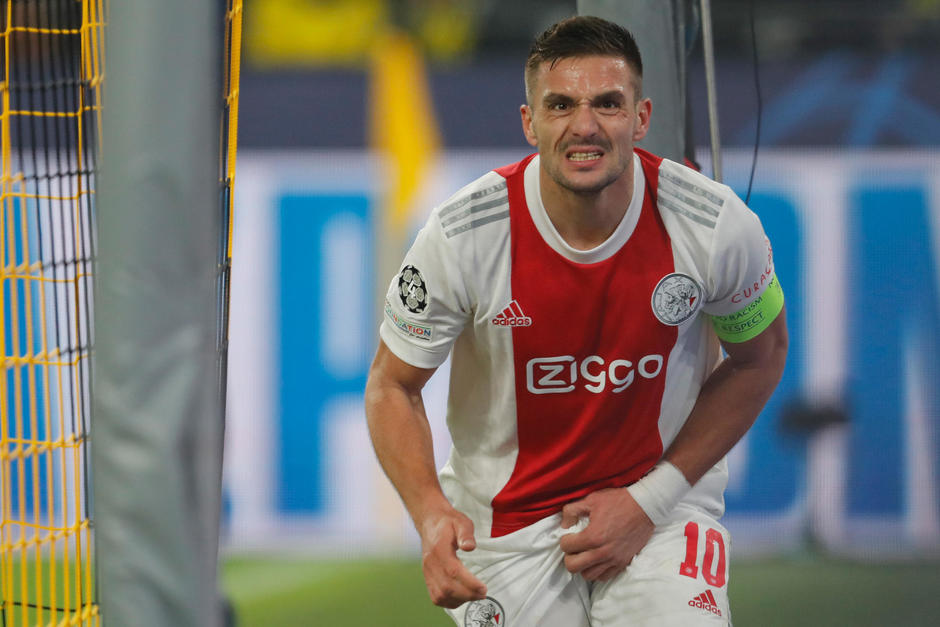 Dusan Tadic se llevó un tremendo golpe en los genitales tras anotar ante el Borussia Dortmund. (Foto: Ajax)