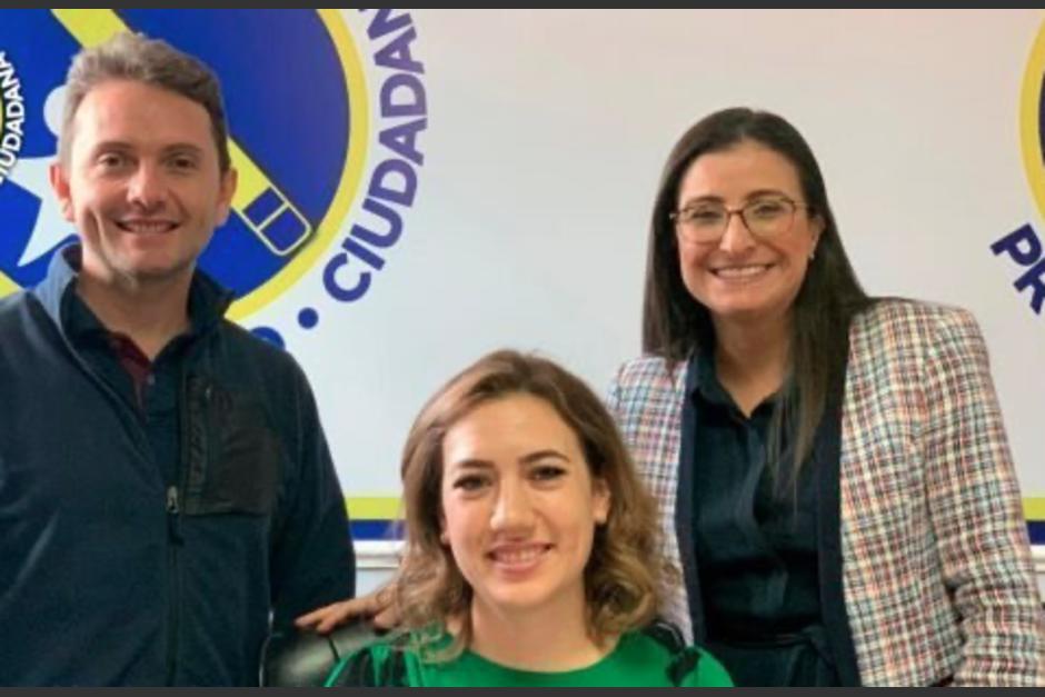 El diputado Jorge García (izquierda) y Sabrina Véliz, asesora (derecha), ambos forman del partido Prosperidad Ciudadana. (Foto: Twitter)