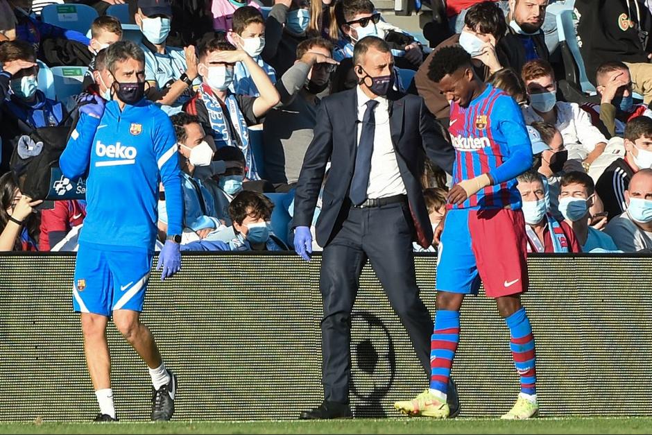 Ansu Fati sale lesionado del campo de juego. (Foto: AFP)