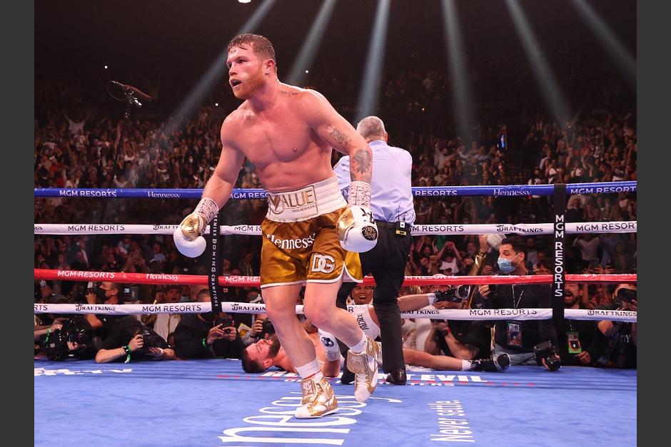 "Canelo" &Aacute;lvarez noquea a Caleb Plant&nbsp;y se convirti&oacute; en el primer campe&oacute;n indiscutible de peso supermediano en la historia del boxeo.&nbsp;(Foto: AFP)