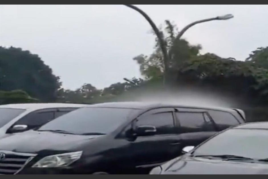 El extraño caso de una torrencial lluvia que cayó sobre un solo vehículo en un parqueo en Indonesia. (Foto: Captura de video)