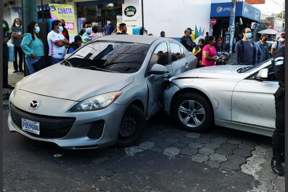 Captan video de instantes despu&eacute;s en los que se registr&oacute; un aparatoso accidente en la calzada Roosevelt el reci&eacute;n pasado fin de semana. (Foto: @EmixtraPablo)