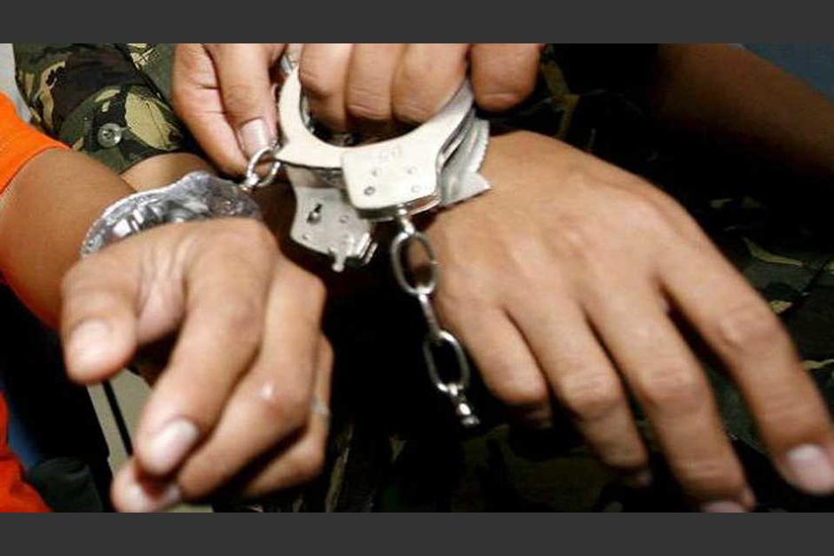 Un hombre fue capturado por las autoridades, la madre lleg&oacute; a verificar lo sucedido y termin&oacute; detenida. (Foto ilustrativa: www.semana.com)