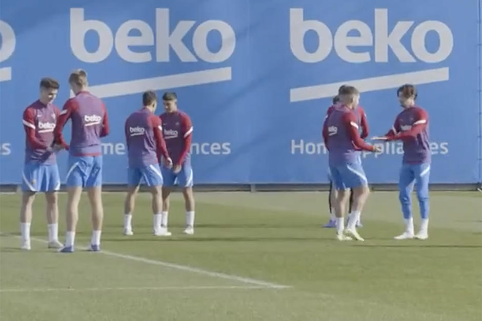 Xavi Hernández ya entrena al Barcelona luego de su presentación oficial el pasado lunes. Sin embargo, llamó la atención por realizar el juego de "manitas calientes". (Foto: Captura de pantalla)