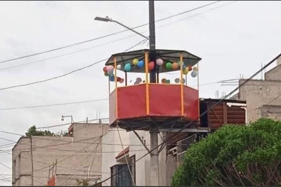 Se viralizan im&aacute;genes de un mini sal&oacute;n que fue construido en la parte alta de un poste de energ&iacute;a el&eacute;ctrica. (Foto: Redes Sociales)