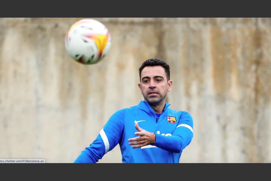 El exjugador y tambi&eacute;n excapit&aacute;n durante el entrenamiento del Barcelona. (Foto: FCB)&nbsp;