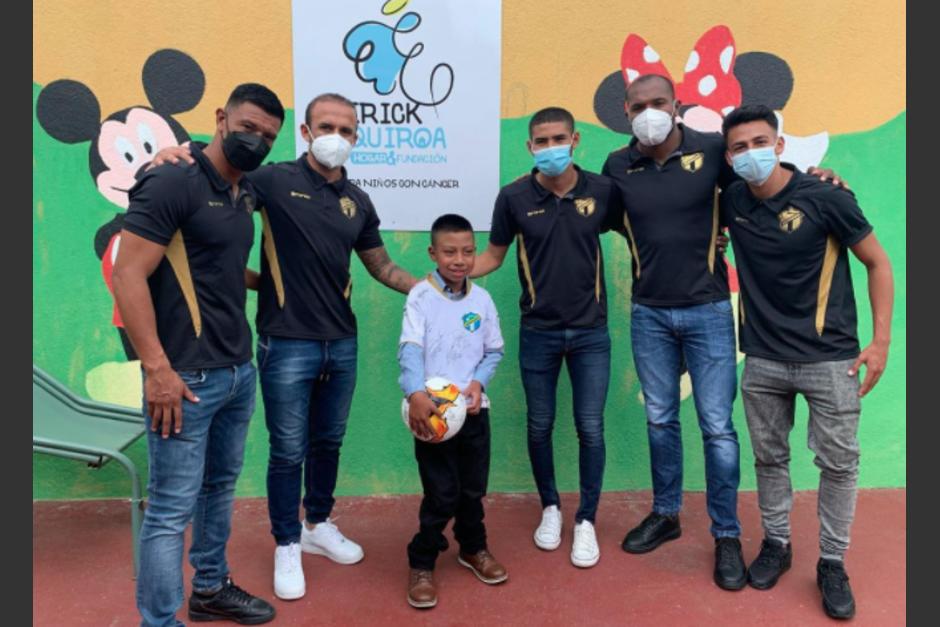 El club Comunicaciones visitó a un niño de la fundación Erick Quiroa. (Foto: Instagram)