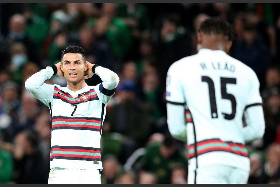 Cristiano Ronaldo le regal&oacute; su camisola a una ni&ntilde;a que ingres&oacute; al estadio al finalizar el partido. (Foto: AFP)