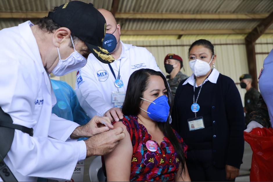 El presidente de Guatemala acudió a Huehuetenango donde vacunó a varias personas. (Foto: SCSPR)&nbsp;