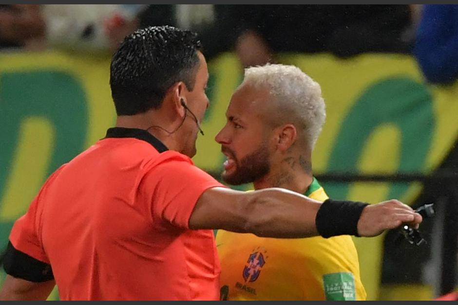 El jugador brasileño y el árbitro no bajaron la mirada y ambos se mantuvieron firmes en su postura. (Foto: AFP)