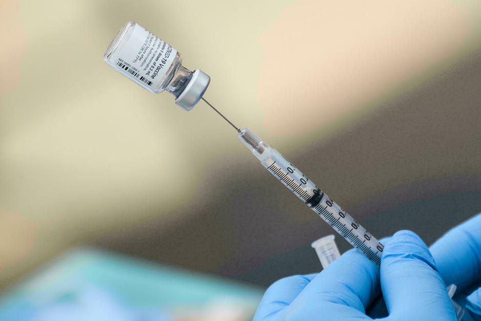 Una nueva investigación dio a conocer que las vacunas contra el Covid-19 podrían proteger de otras enfermedades. (Foto: RFI)