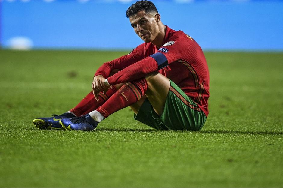 Cristiano Ronaldo cay&oacute; con Portugal este domingo y tendr&aacute; que jugar el repechaje. (Foto: AFP)&nbsp;