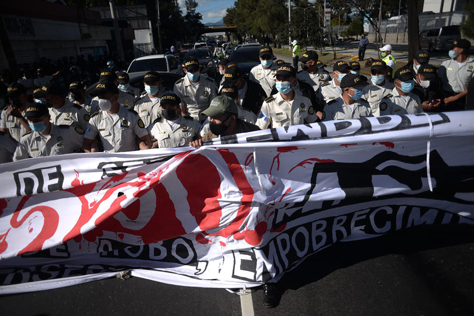 Integrates de Codeca bloquean el paso en la calzada Aguilar Batres y agentes de la PNC intentaron retirarlos. (Foto: Wilder L&oacute;pez/Soy502)