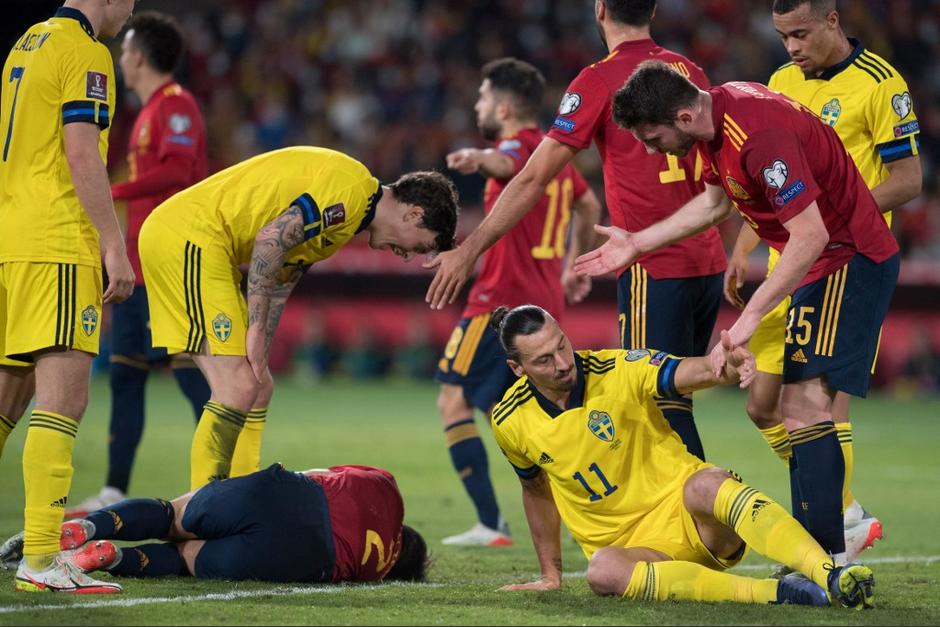 Zlatan Ibrahimovic propinó un fuerte golpe a Azpilicueta por la espalda. (Foto: AFP)