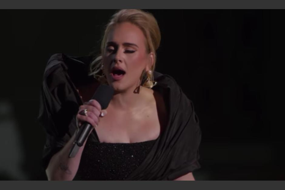 Adele ayuda a un hombre a pedirle matrimonio a su novia. (Foto: Captura de pantalla)