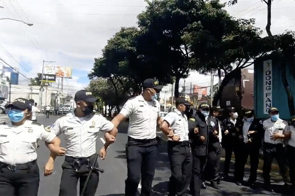Los antimotines llegaron a la Avenida Petapa y varios agentes de la PNC repiten t&aacute;ctica de cadena humana para retirar el bloqueo.&nbsp; (Foto: P&iacute;a Flores/Cortes&iacute;a)&nbsp;