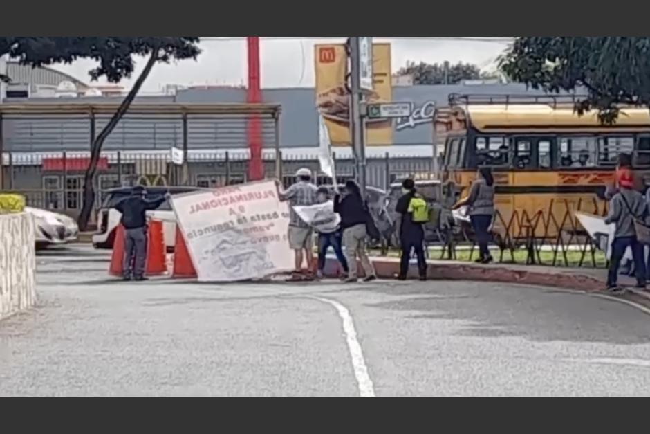 Miembros de Codeca bloquean la avenida Petapa. (Foto: PMT/Soy502)&nbsp;