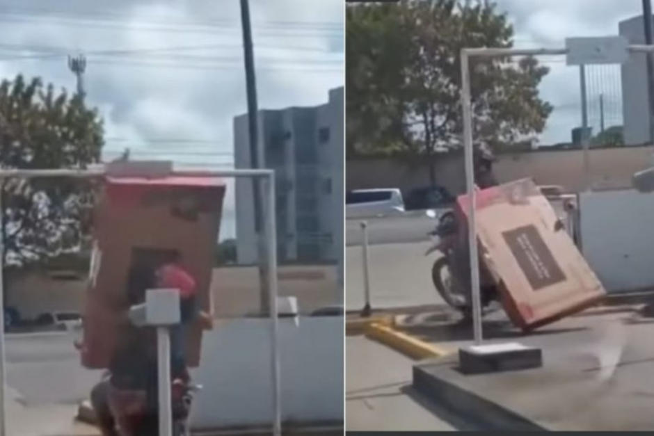 Decidieron trasladar su nueva compra en moto pero todo sali&oacute; mal y alguien los capt&oacute; en video. (Fotos: Captura de pantalla)