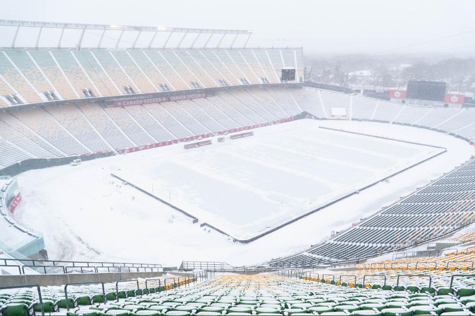 El estadio de la Mancomunidad en Alberta, Canadá, está cubierto totalmente por la nieve. (Foto: Canada Soccer)