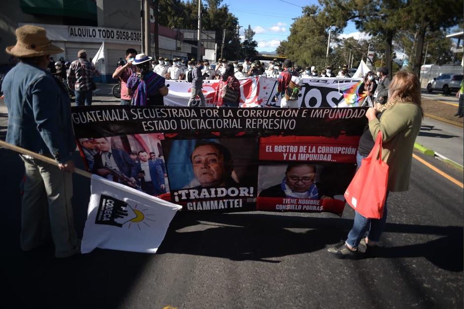 Decenas de personas participaron el lunes 15 de noviembre en una manifestación contra el presidente Alejandro Giammattei y el alza en los precios. (Foto: Wilder López/Soy502)