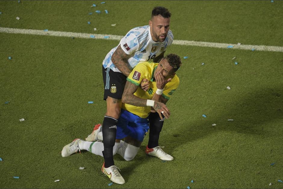 Nicolás Otamendi le propinó un fuerte codazo a Raphina y los árbitros no expulsaron al argentino. (Foto: AFP)