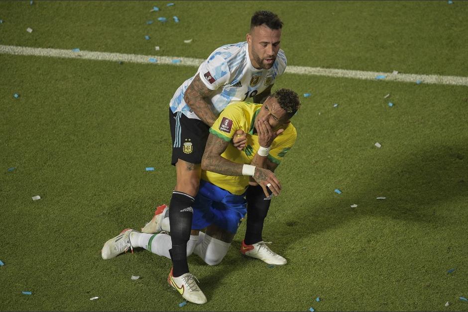 Nicol&aacute;s Otamendi le propin&oacute; un fuerte codazo a Raphina y los &aacute;rbitros no expulsaron al argentino. (Foto: AFP)